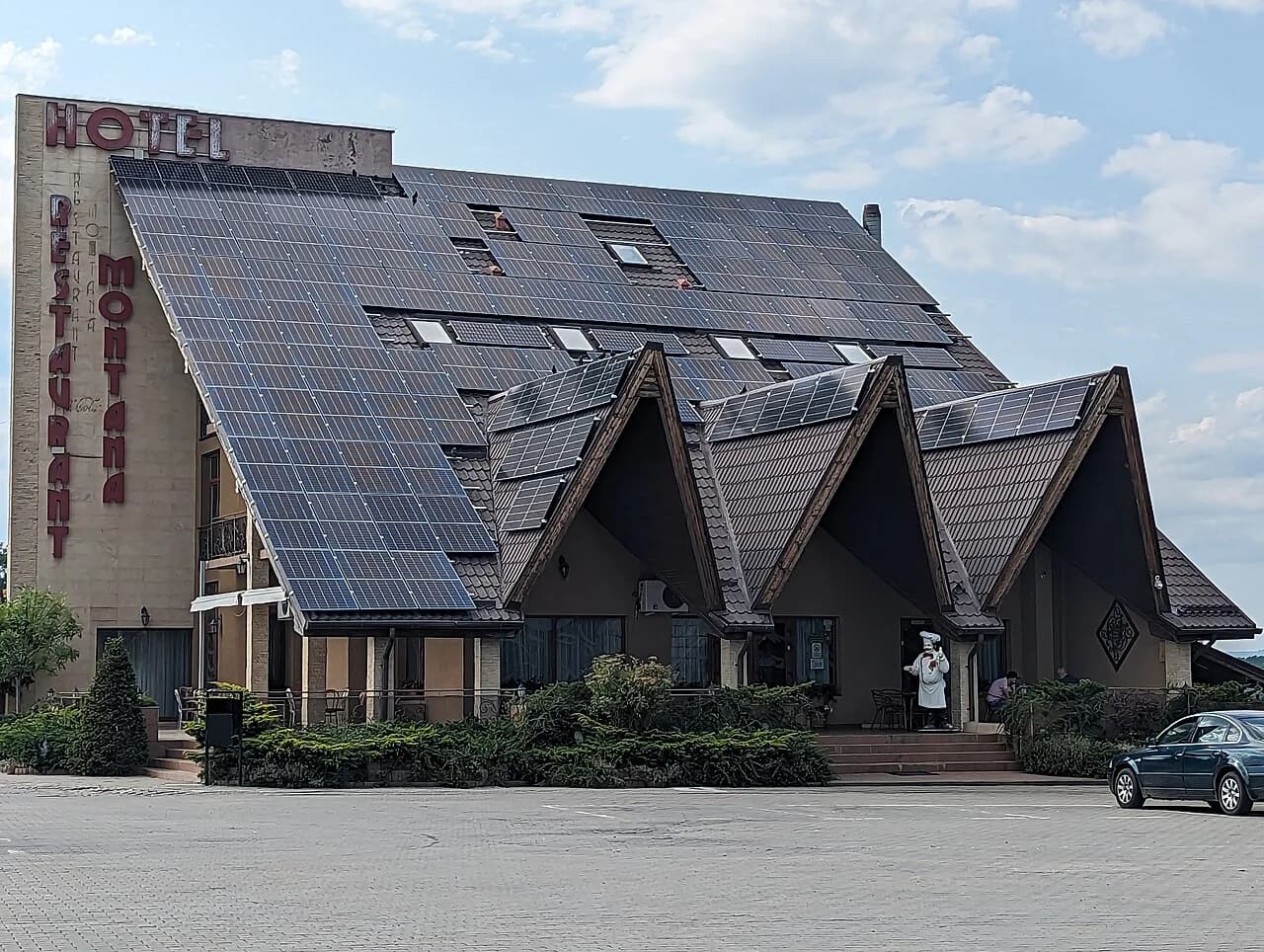 Montana hotel and restaurant in Huedin.jpg