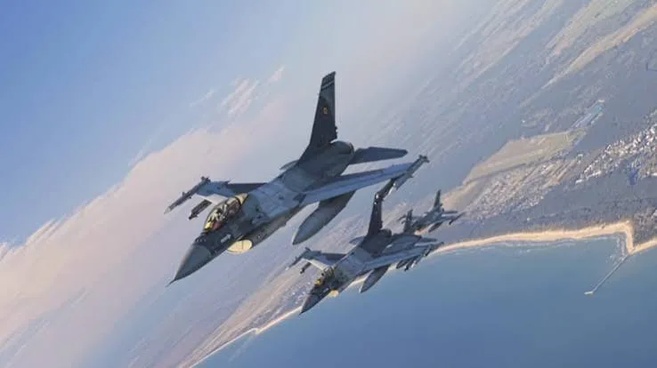 O nouă dronă în spațiul aerian al României: Forțele Aeriene au ridicat de urgență două avioane F-16 pentru interceptare | Defense România