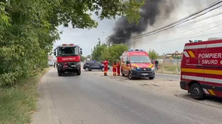 VIDEO - Incendiu lângă rafinăria Lukoil din Ploiești: Ard aproximativ 1.000 de metri pătrați, a fost emis RO-Alert