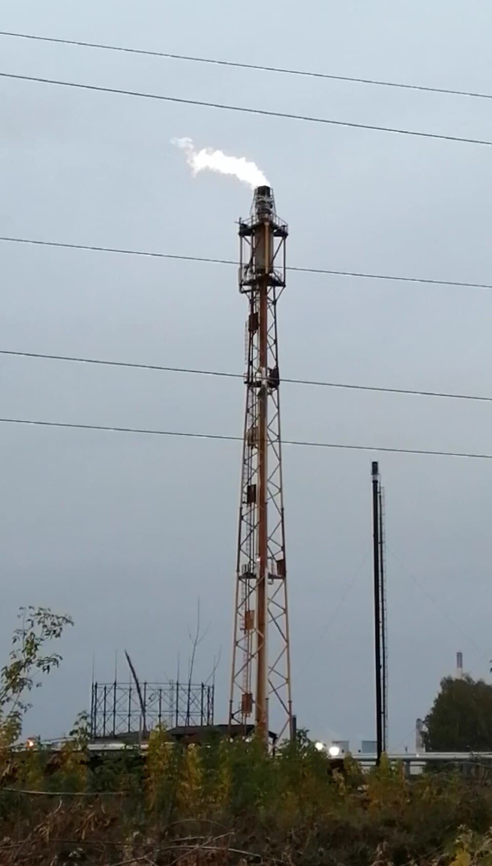 Gas flare at ryazan oil refinery oct 2020.jpg