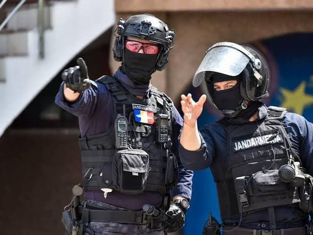 „Pentru că ești incredibilă, exact așa cum ești!”. Jandarmeria Română, gest de curtoazie pentru femei în ajun de 8 Martie | adevarul.ro