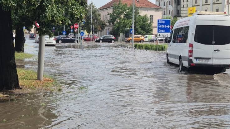 VIDEO: Inundații în Alba Iulia, după o ploaie de vară. Curți și străzi sub apă în tot orașul - Alba24