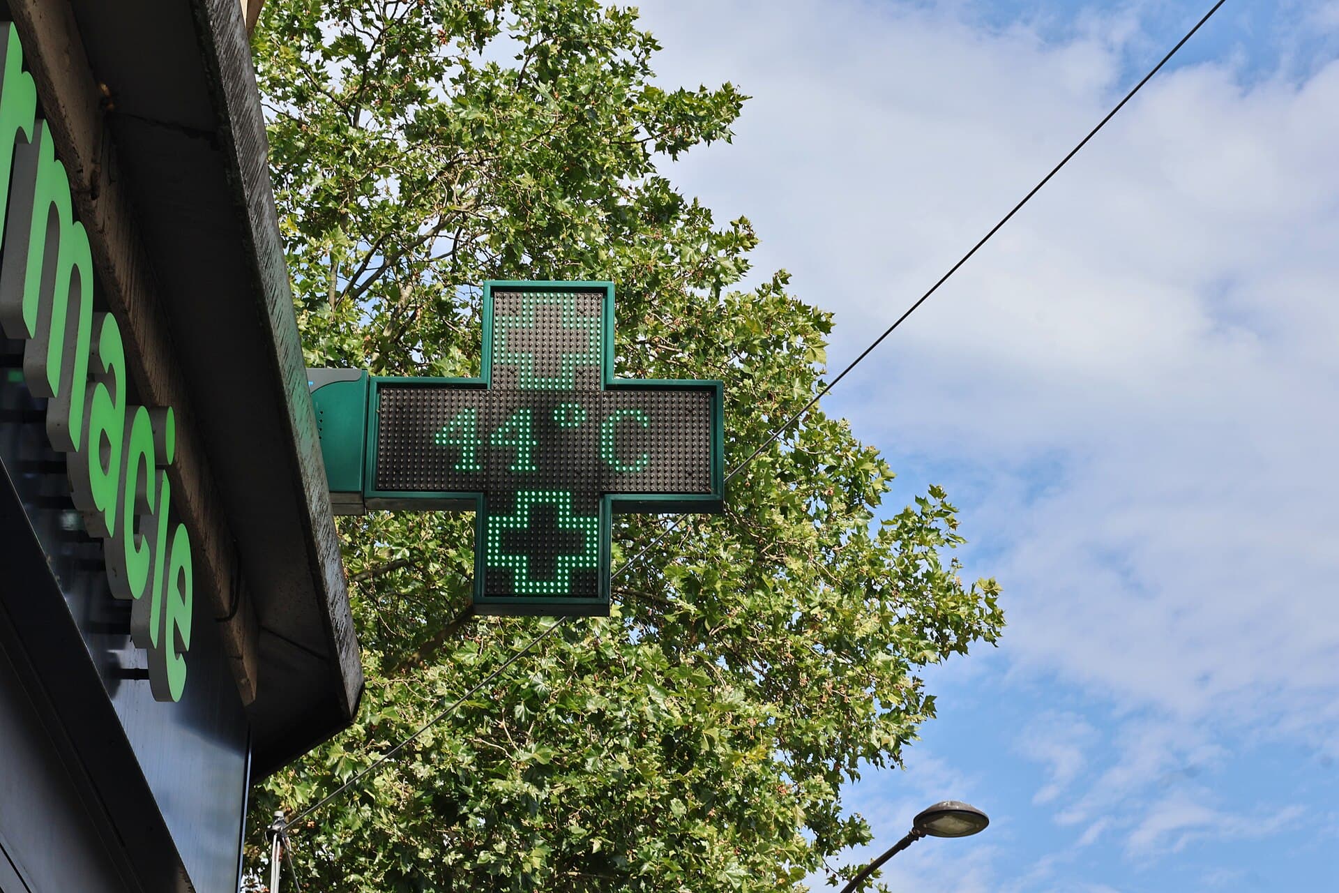 Enseigne de pharmacie le 26 juin 2026 à Paris 01.jpg
