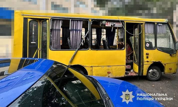 O dronă rusească a atacat un autobuz cu civili în Herson: Bilanțul unui nou atac