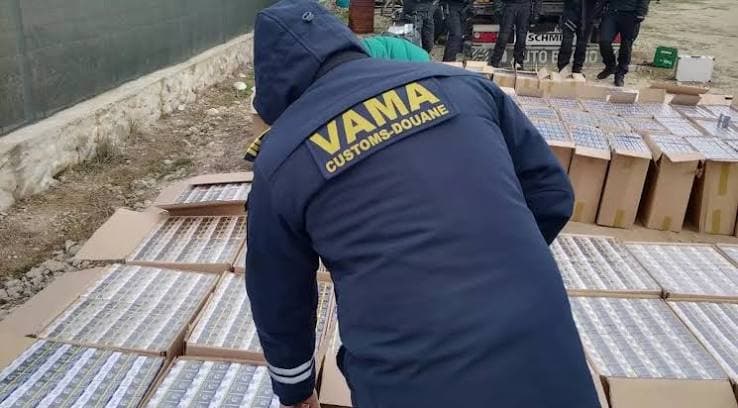 Atenție la graniță! Regula strictă pregătită de ANAF și Vamă pentru românii care aduc țigări din afara țării