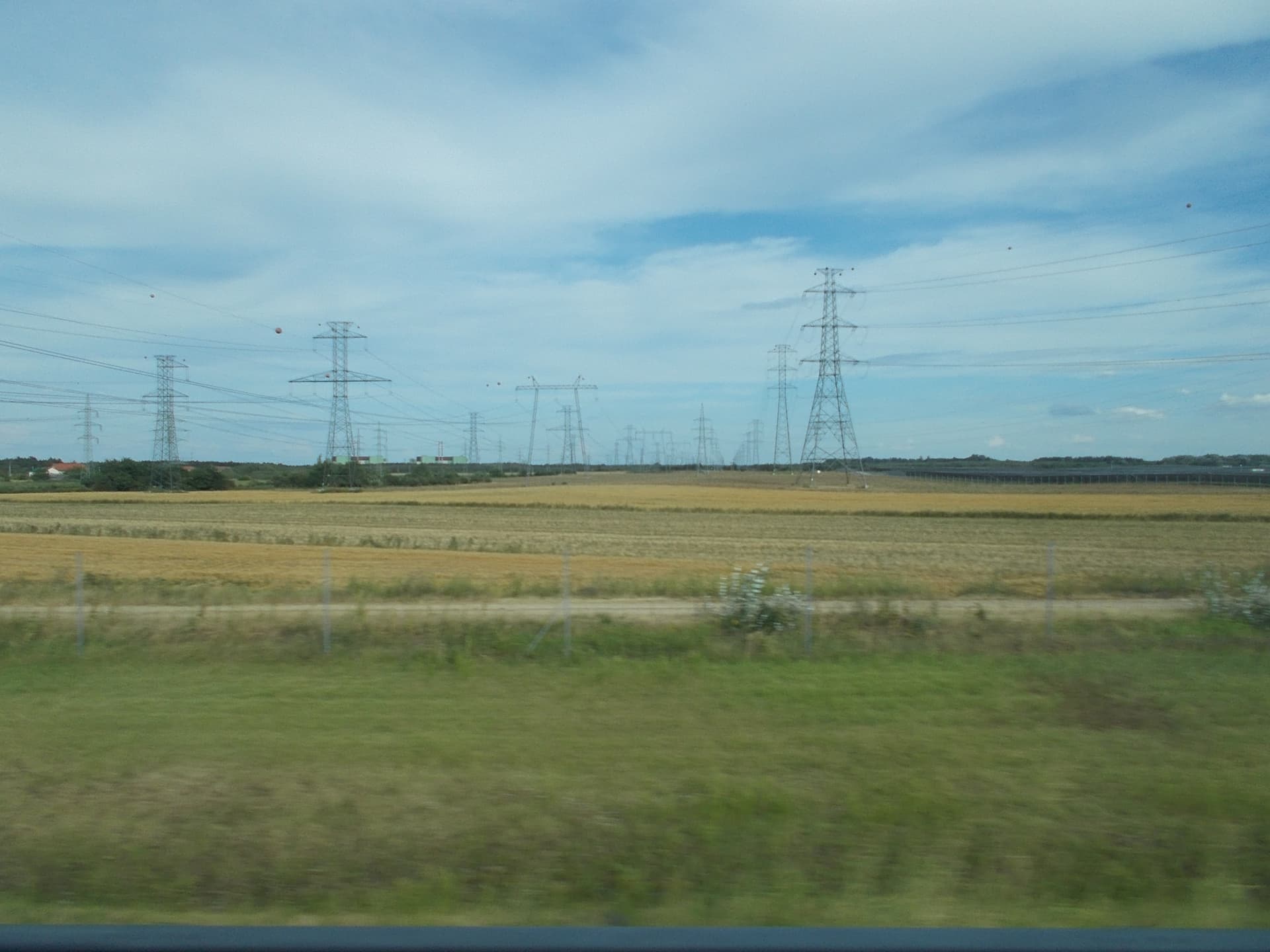 Autobahn M6, Freileitungsmasten, 2024 Paks.jpg