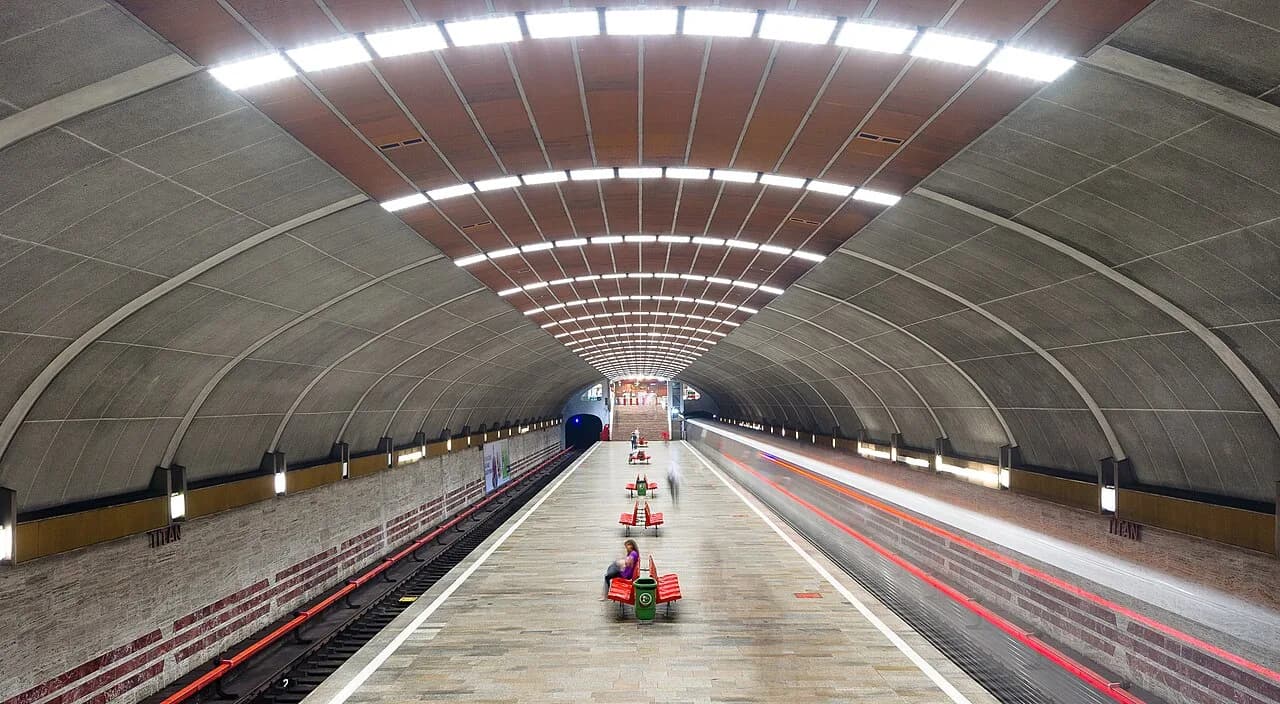 File:Statie Metrou - Titan.jpg - Wikimedia Commons