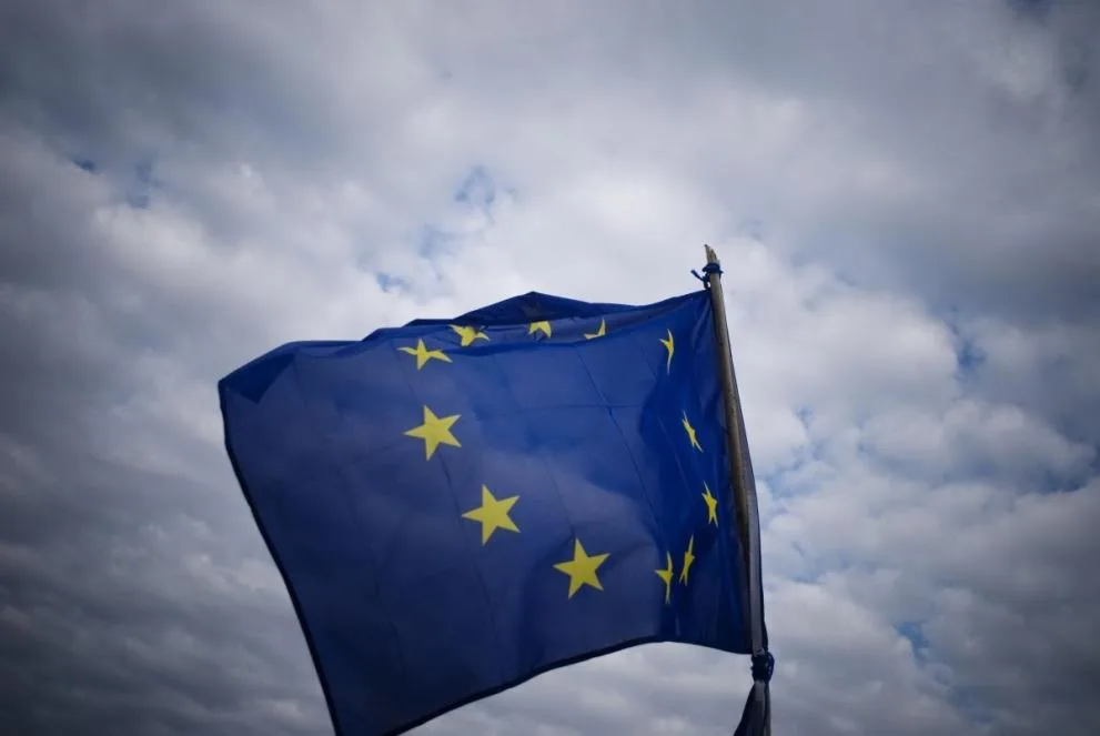 Twelve stars on a bright blue flag... - Learning corner - European Union