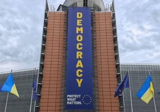 Ahead of Independence Day, Ukrainian flag raised in front of European Commission building | Ukrainian news