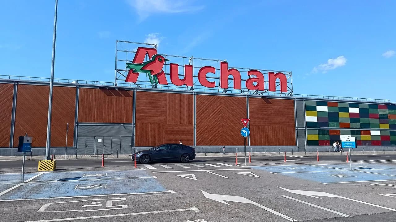 Auchan Hypermarket sign in Coresi Shopping Resort, Brașov, Romania.jpg