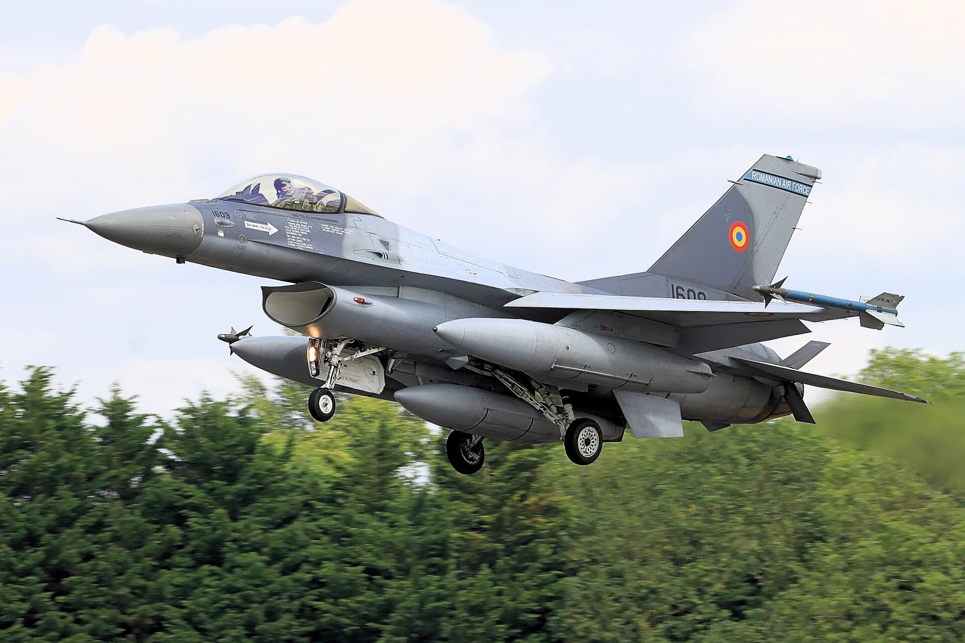 F-16 (53900457972).jpg