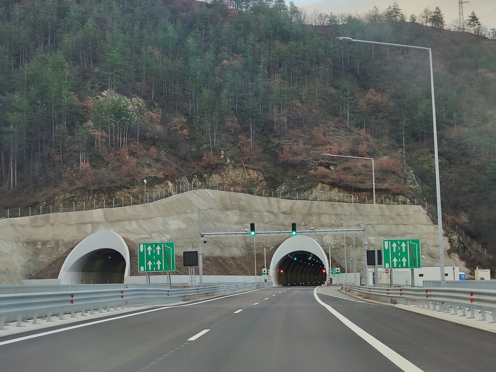 Zheleznitsa tunnel, Struma motorway, Bulgaria.jpg
