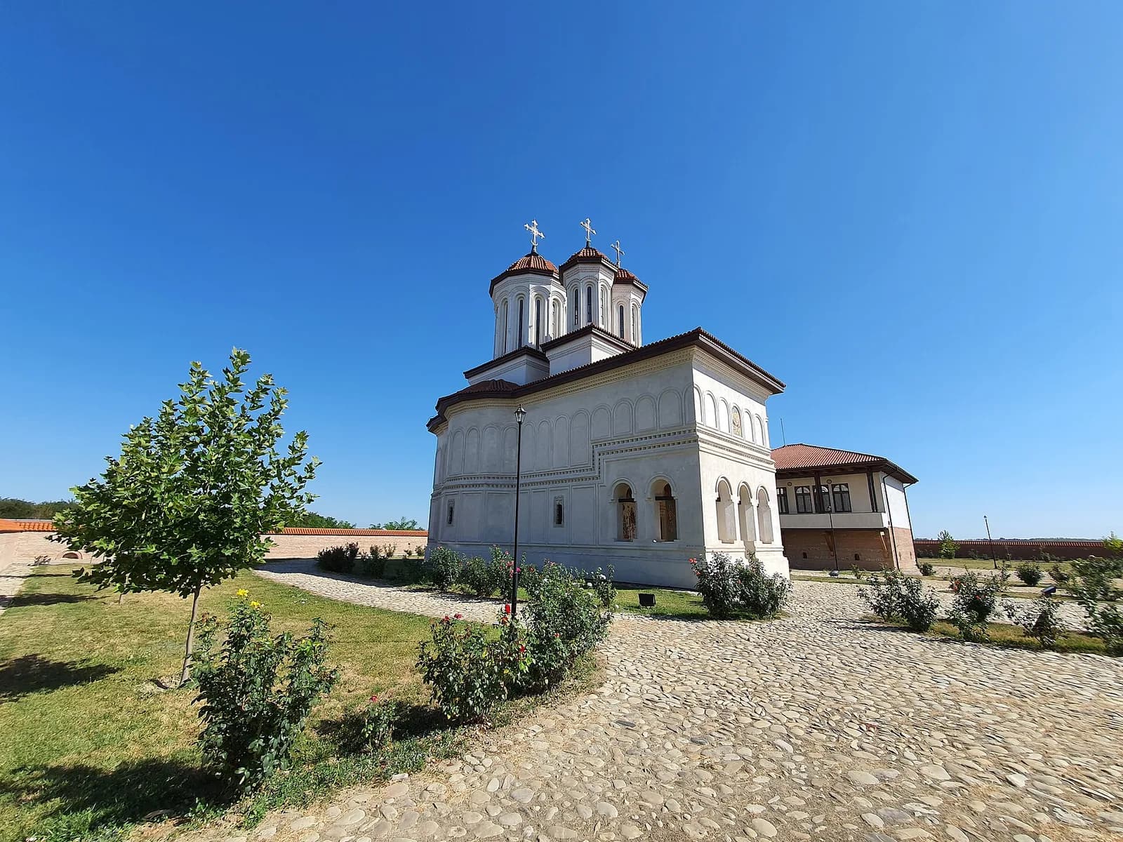 Biserica manastirii.jpg