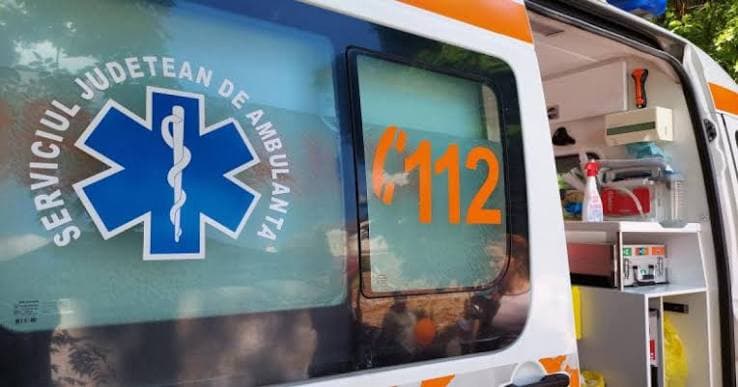 Ambulanţă atacată cu topoarele într-o comună din Cluj, după ce într-un clip pe TikTok s-a afirmat că „fură copii”. Șoferul a fost rănit : r/Romania