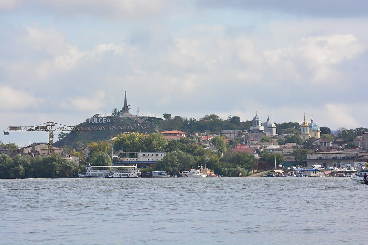 East side of Tulcea from the harbor 01.jpg