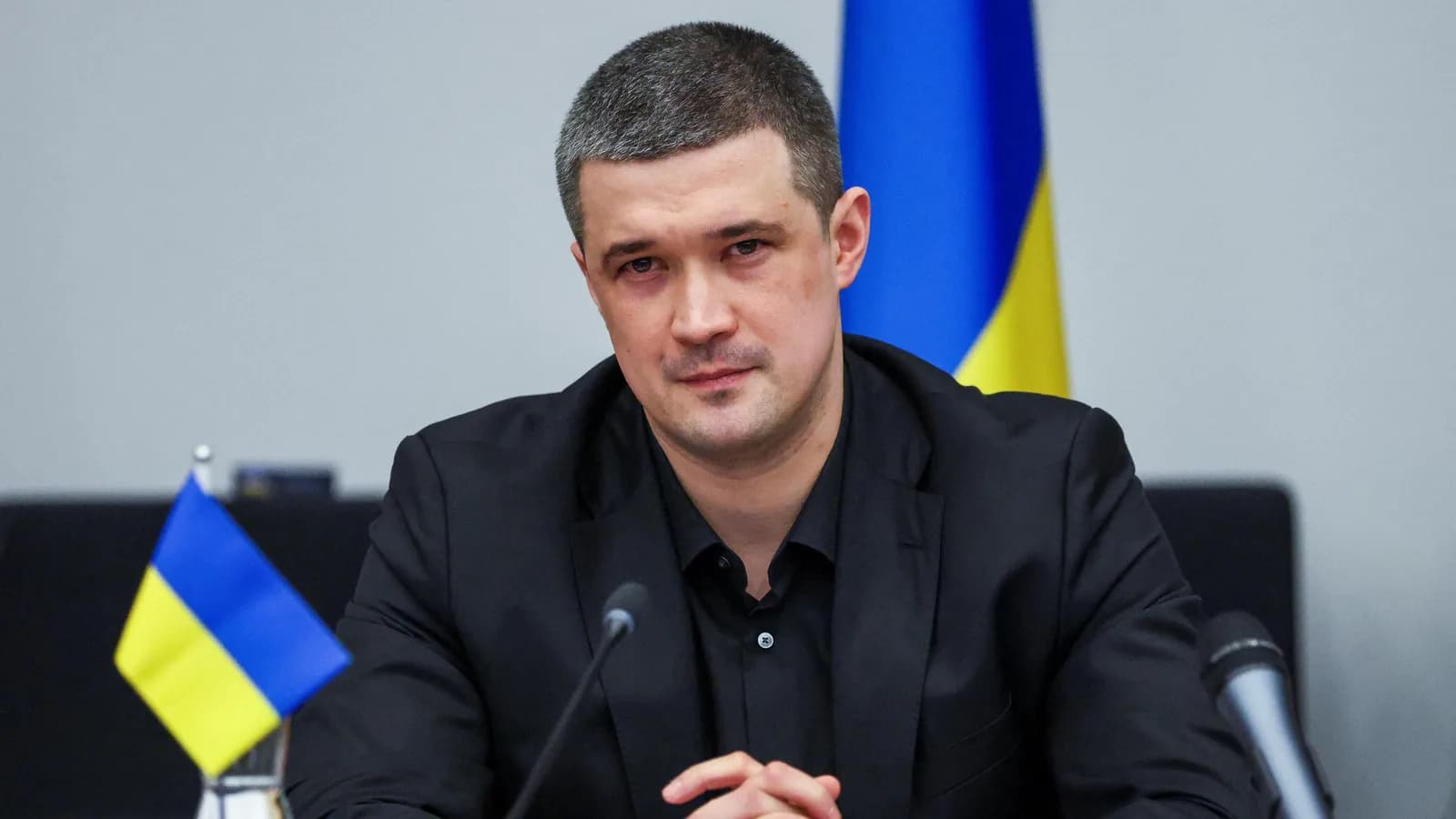 Sacked Ukrainian defence minister calls for presidential election - BBC News
