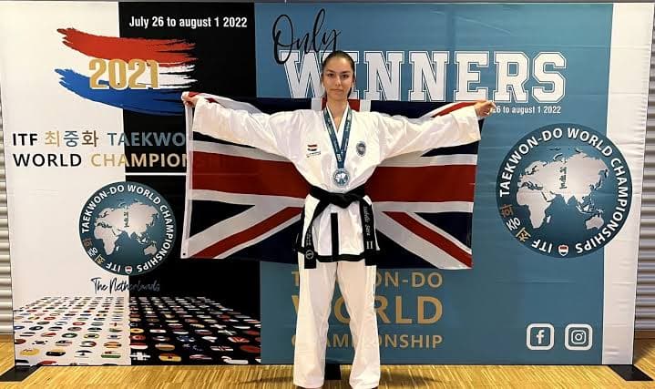 O româncă de 19 ani, medaliată la Mondialele de taekwondo, a murit subit în somn. Isabelle își dorea să devină avocat | adevarul.ro