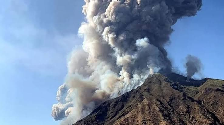 Alertă pentru românii care merg în Sicilia: Etna erupe, iar zona de vârf a vulcanului a fost închisă