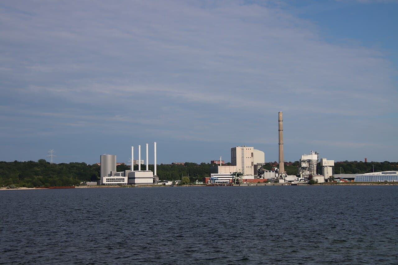 2020-06-18 - Coal fired power station Kiel and new gas engine power station.jpg