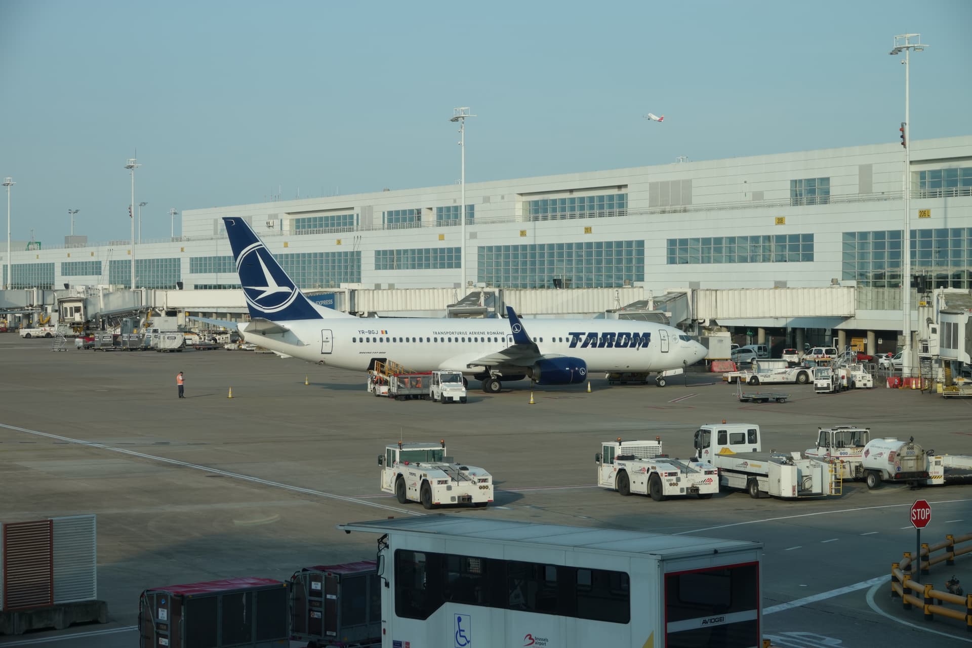 Tarom, YR-BGJ, Boeing 737-800.jpg