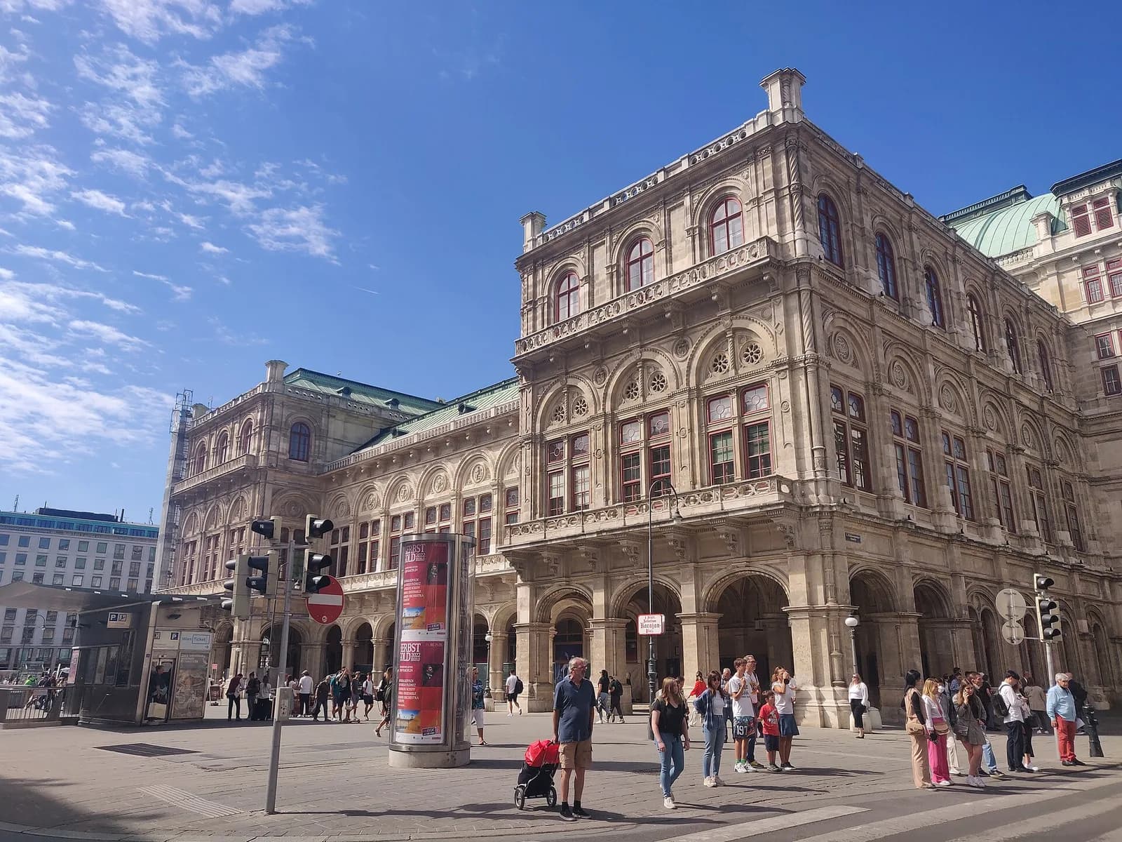 Exterior of Vienna State Opera House (1).jpg