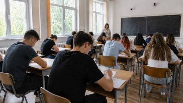 TurdaNews.net: Bacalaureat de toamnă 2026 în Cluj: 876 de candidați intră luni în examen. Obiectele care pot duce la eliminarea imediată: Probele scrise ale Bacalaureatului, sesiunea august 2026, încep luni, 10 august.