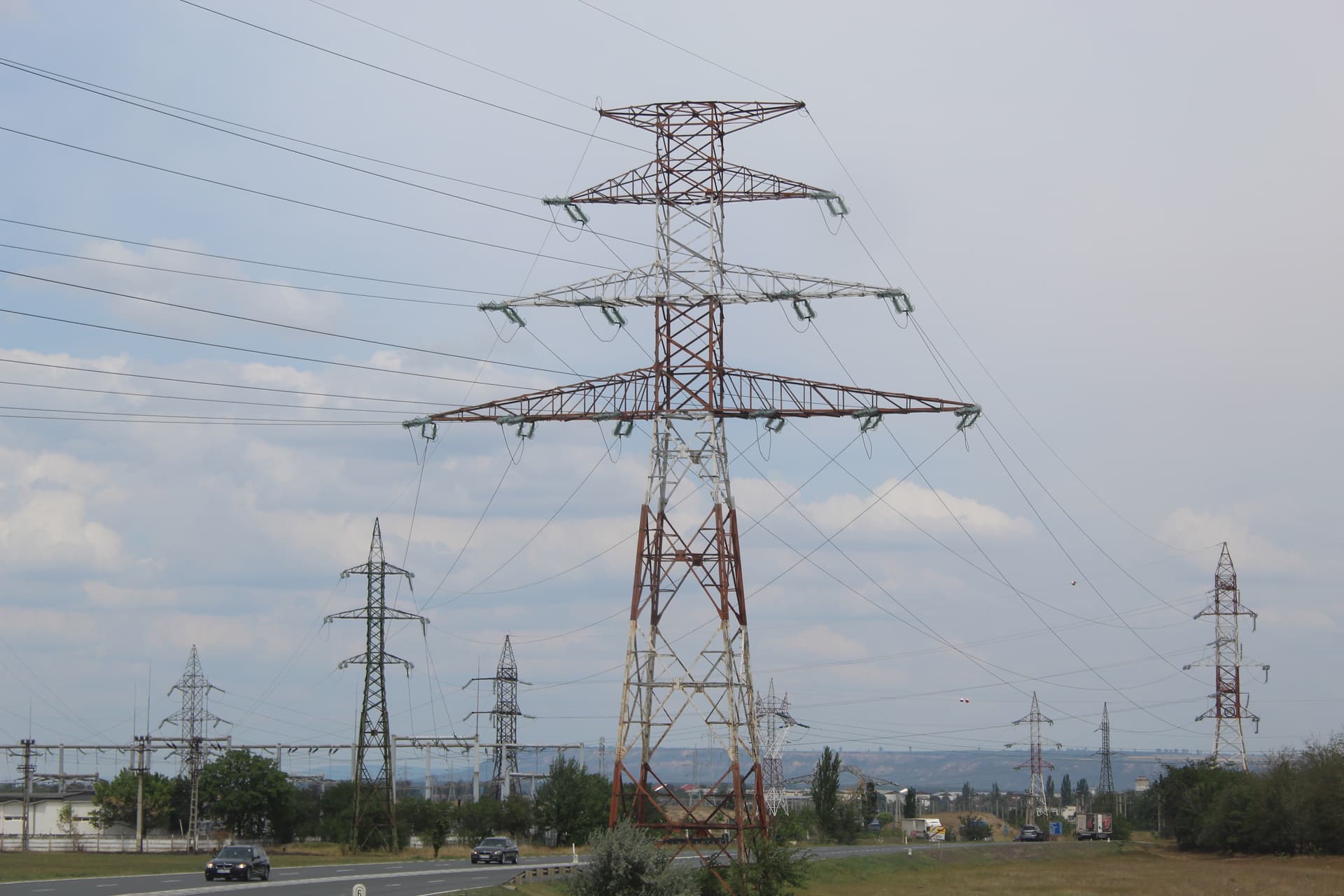 750 kV electricity tower at Mărășești, Romania.jpg
