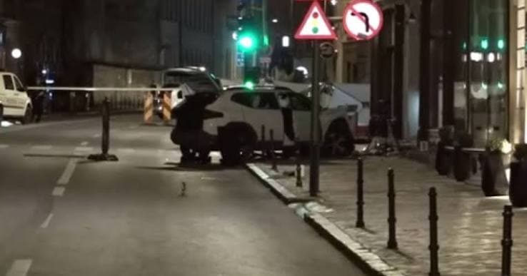Doi oameni au murit după ce o mașină a trecut peste un sens giratoriu din Brașov și a intrat într-un grup de pietoni de pe trotuar | Digi24