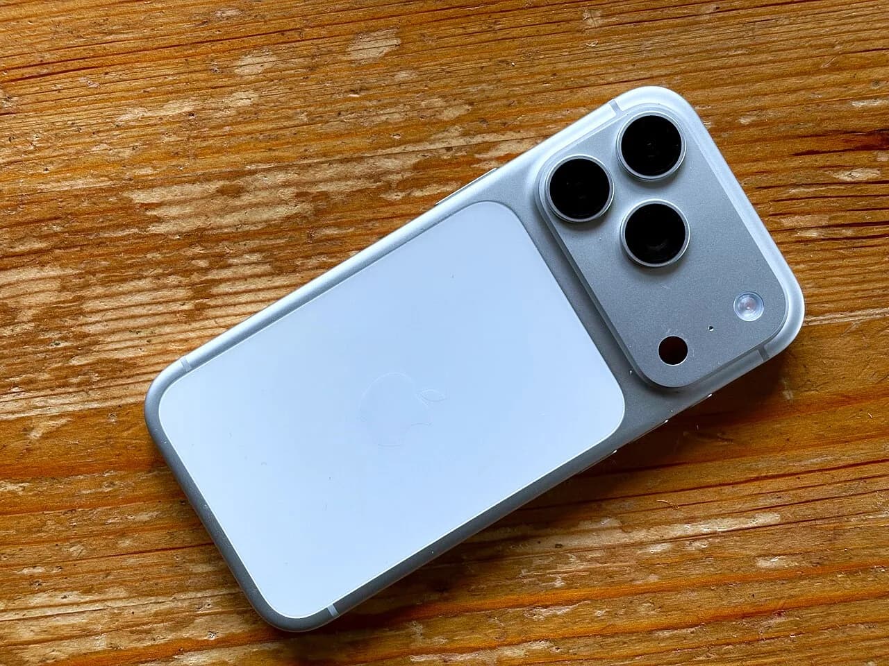 Un iPhone din generația actuală, fotografiat în mână
