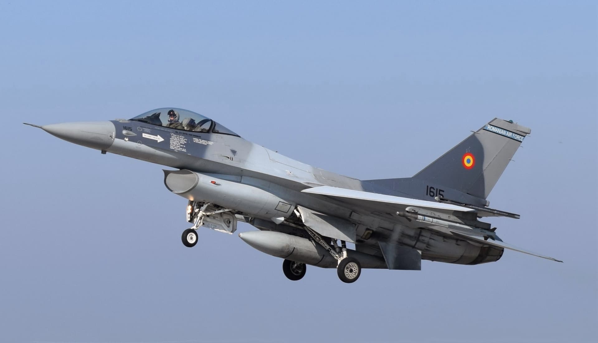 Romanian F-16 Fighting Falcon lands at Borcea Air Base, Romania.jpg