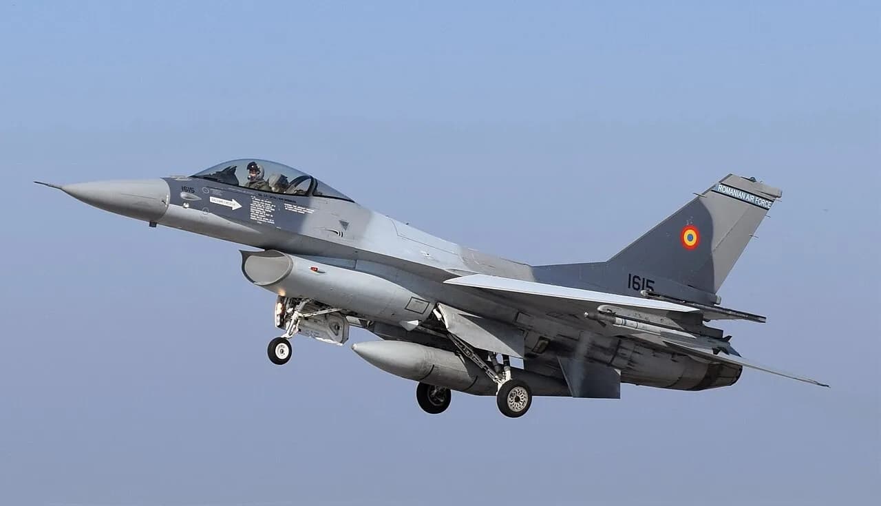 Romanian F-16 Fighting Falcon lands at Borcea Air Base, Romania.jpg