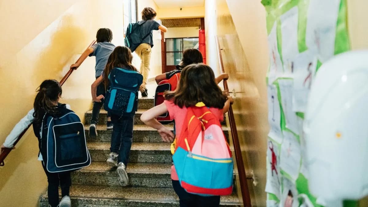 Calendar anul școlar 2025-2026 în România: Ce pauze iau elevii, când termină școala și harta pe județe a vacanței din februarie | Antena 3 CNN