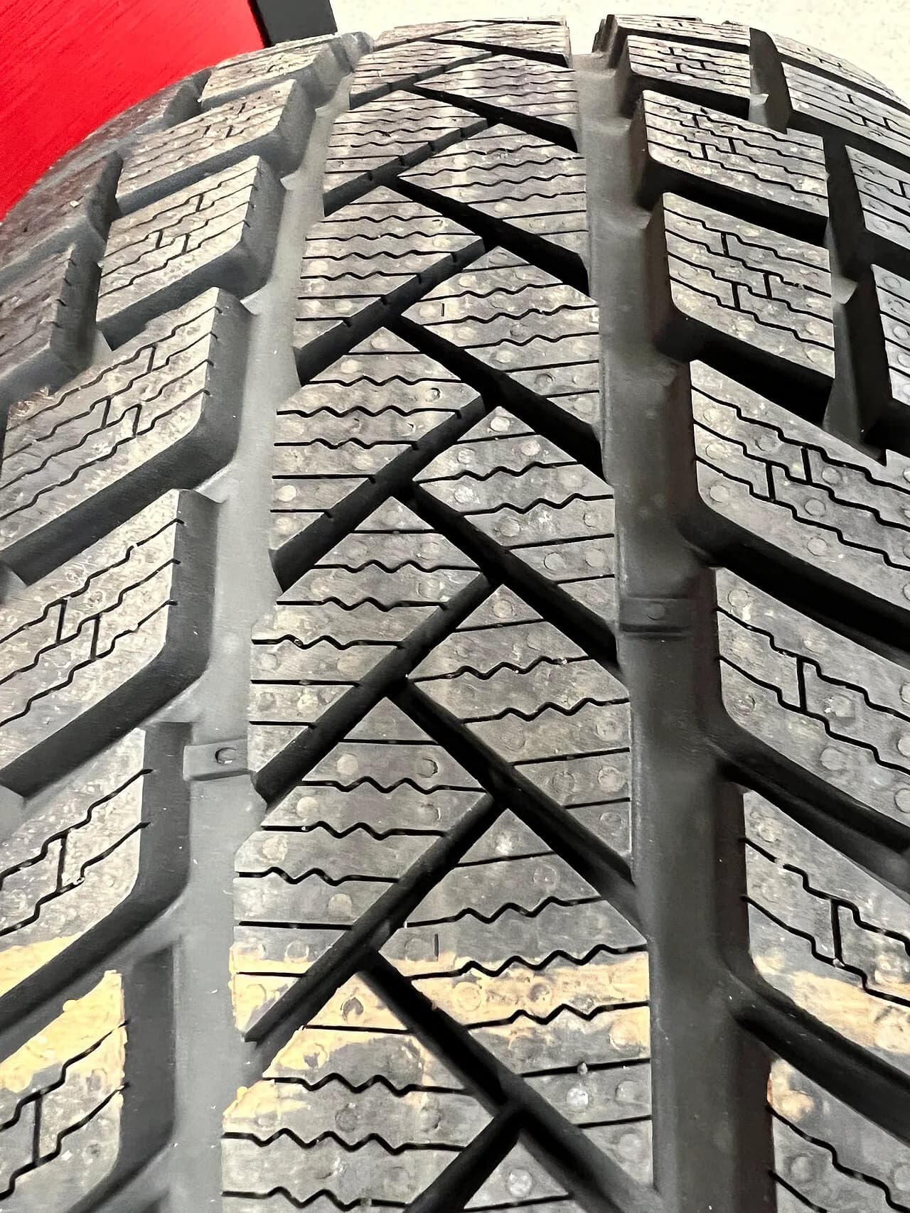 Snow tire tread (54090730101).jpg