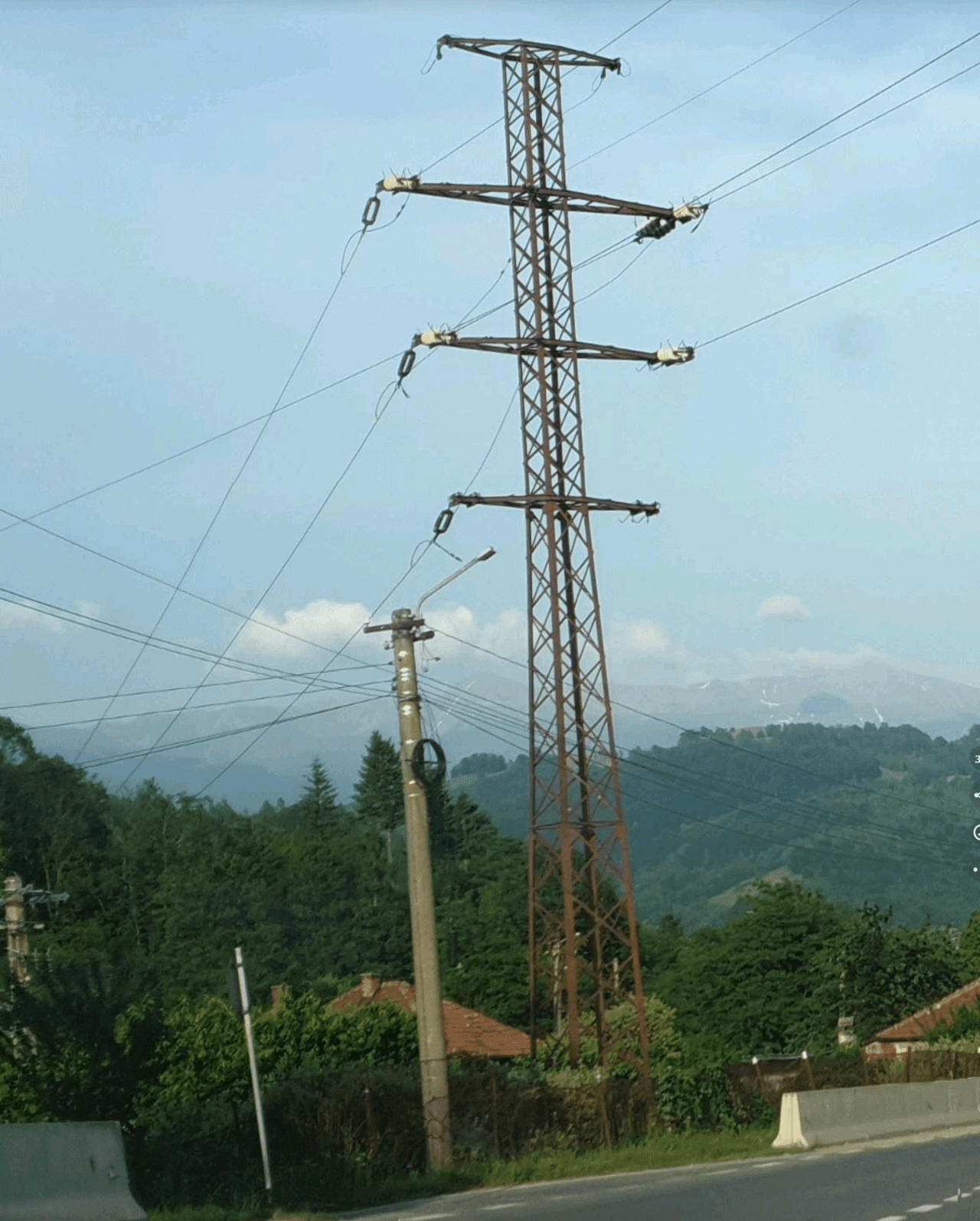 Electricity pylon in Petrosani.png