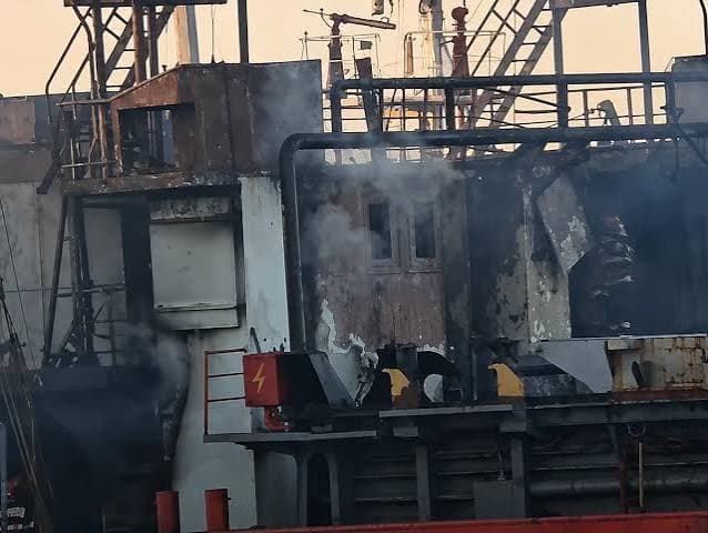 Incendiu puternic în Portul Midia. O navă încărcată cu minereu a luat foc. Pompierii intervin de urgență • Newsweek România